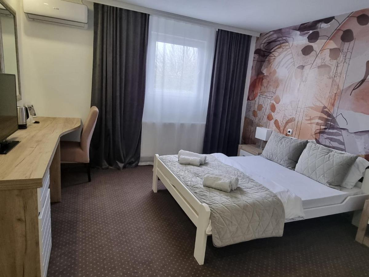 Plaza La - Night&Spa Sremska Mitrovica Exterior foto