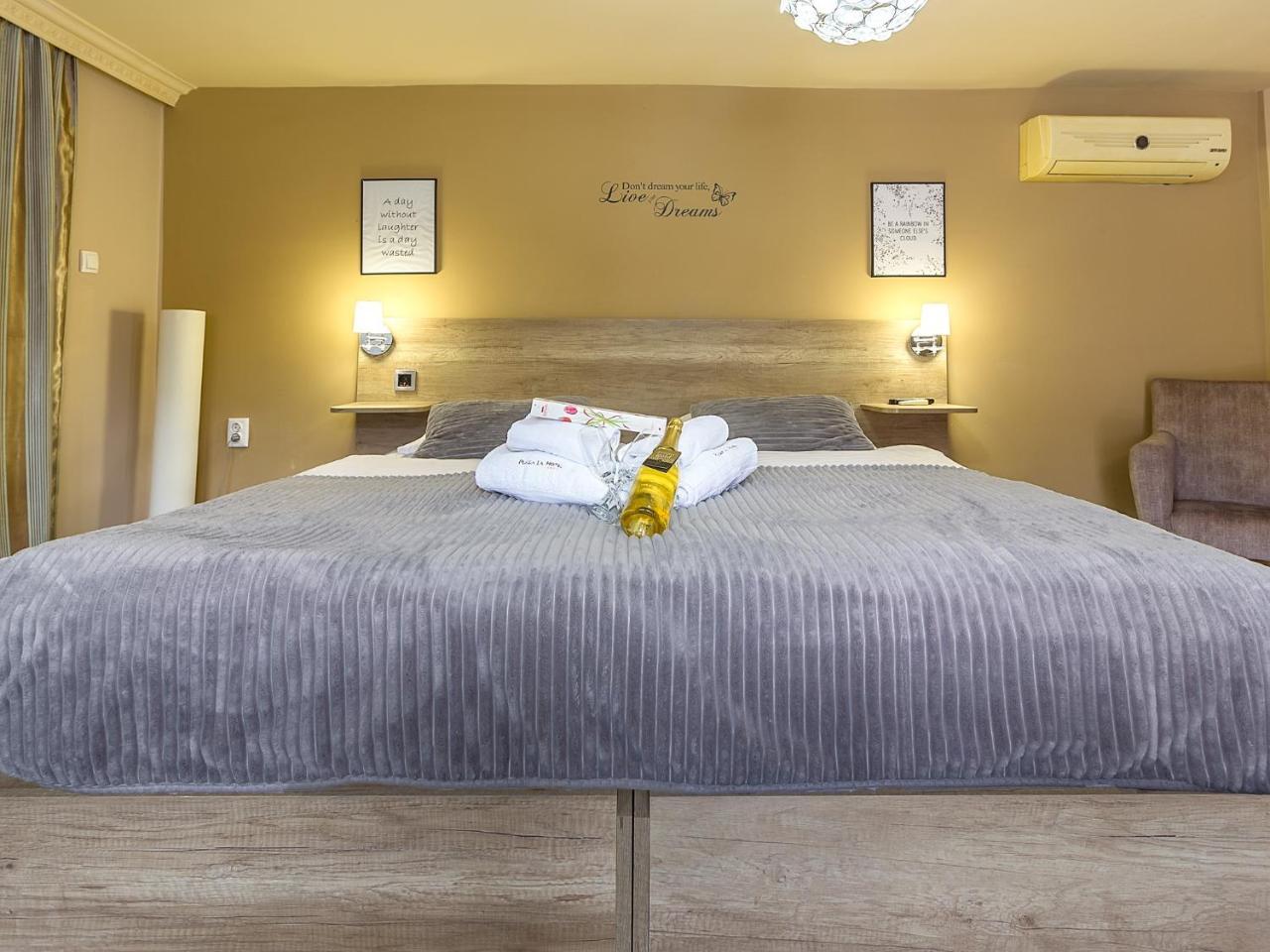 Plaza La - Night&Spa Sremska Mitrovica Exterior foto